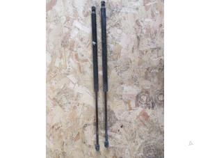 Used Rear gas strut, right Landrover Range Rover Sport (LS) Price on request offered by Garage Callant