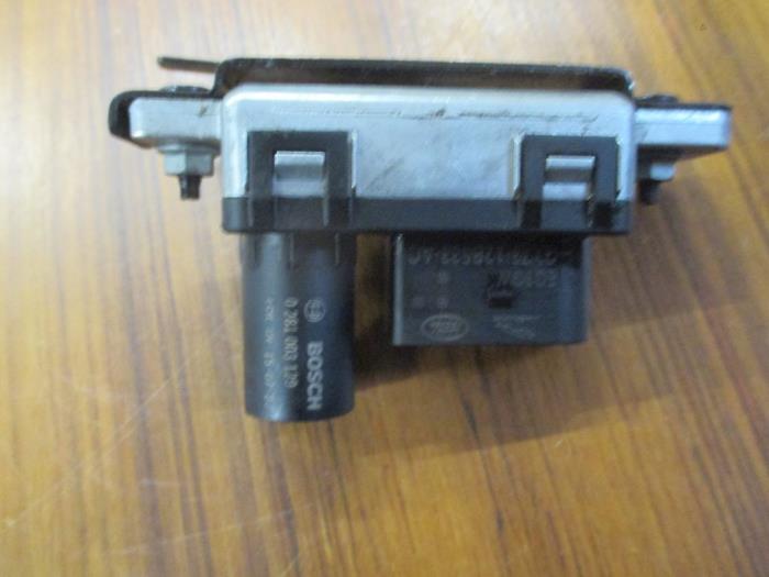 Glow plug relay Landrover Range Rover Evoque LR071821