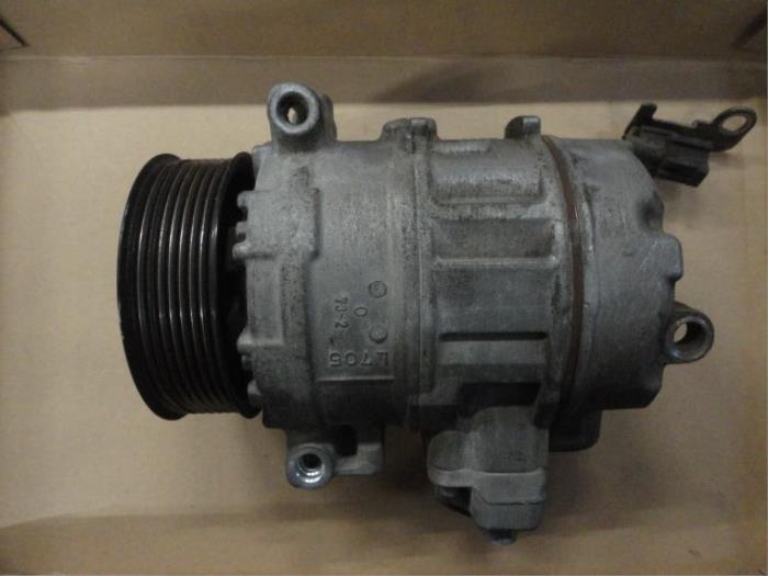 Air conditioning pump from a Land Rover Discovery III (LAA/TAA) 2.7 TD V6 2004