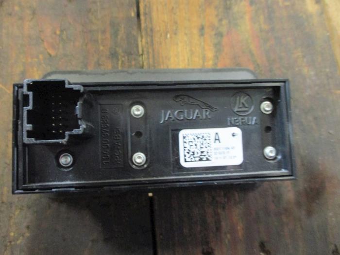 Interruptor del portón trasero de un Jaguar XF (CC9) 2.7 D V6 24V 2008