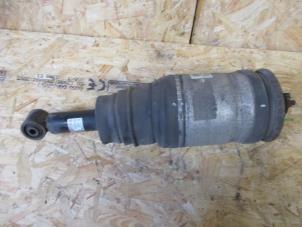 Used Rear shock absorber, left Landrover Discovery III (LAA/TAA) 2.7 TD V6 Price € 181,50 Inclusive VAT offered by Garage Callant