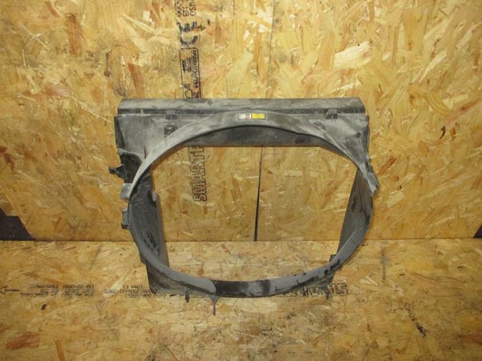 Radiator cooling fan shroud