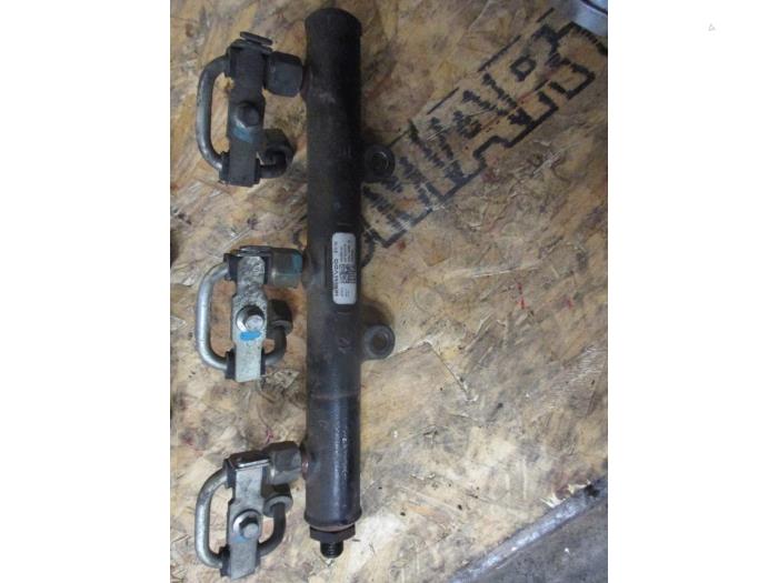 Used Fuel distributor Landrover Range Rover Sport (LS) Price € 42,35 Inclusive VAT offered by Garage Callant