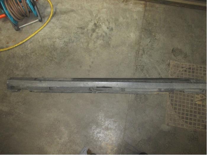 Sill, right from a Land Rover Range Rover Evoque (LVJ/LVS) 2.2 TD4 16V Coupe 2012