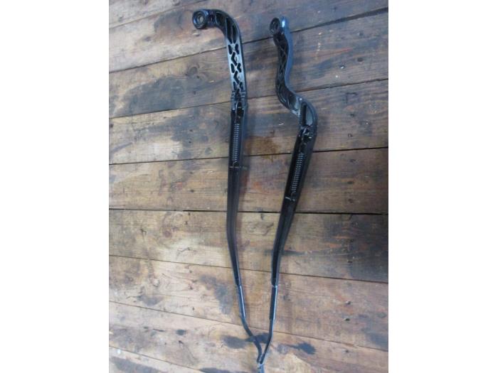 Front wiper arm from a Land Rover Range Rover Sport (LW)  2016