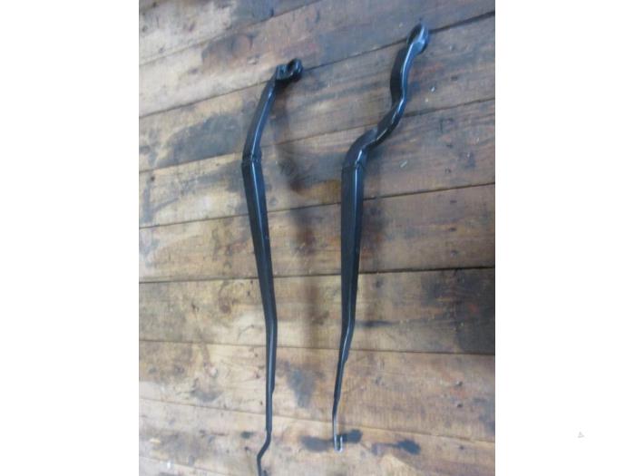 Front wiper arm from a Land Rover Range Rover Sport (LW)  2016