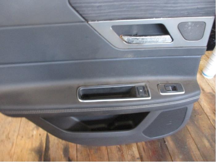 Revêtement portière haut 4portes arrière gauche d'un Jaguar XF (X260) 2.0d 180 16V AWD 2016