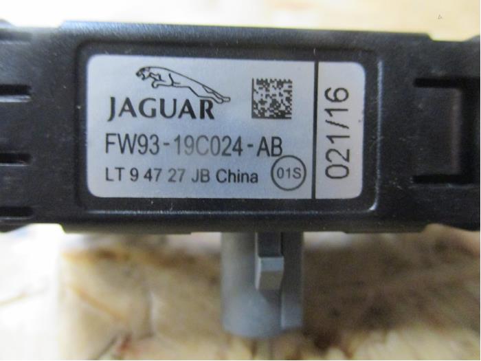 Antena Bluetooth de un Jaguar XF (X260) 2.0d 180 16V AWD 2016