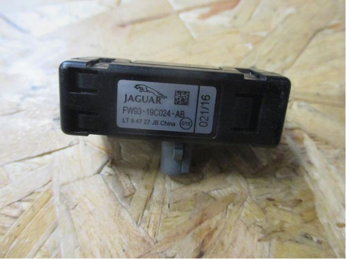 Używane Antena Bluetooth Jaguar XF (X260) 2.0d 180 16V AWD Cena € 18,15 Z VAT oferowane przez Garage Callant