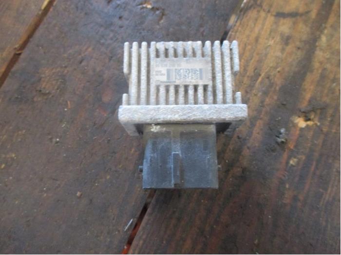 Glow plug relay Landrover Range Rover Evoque LR073555