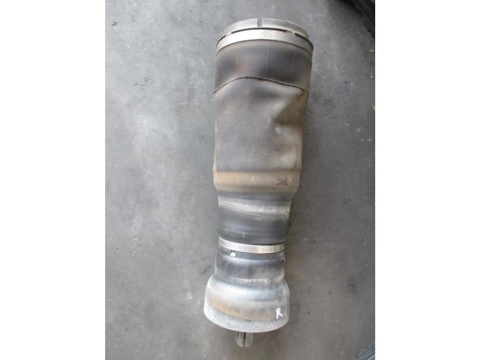 Air spring from a Land Rover Discovery V (LR) 2.0 Td4 16V 2017