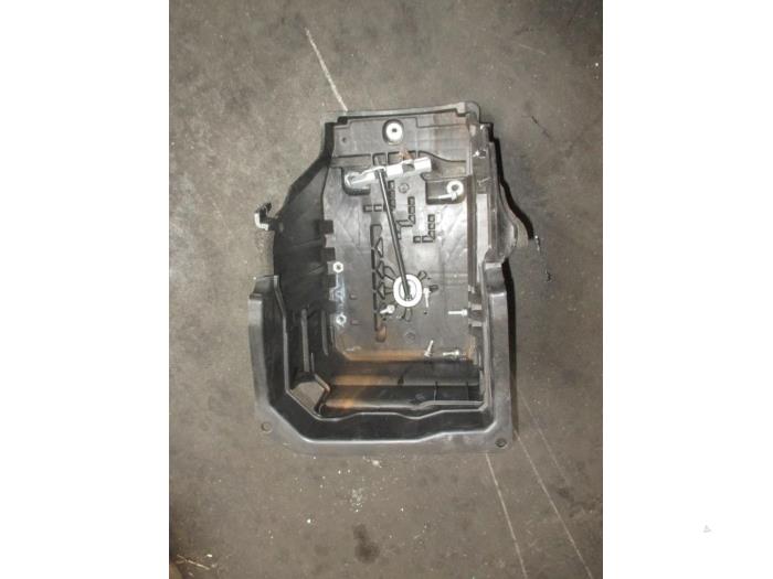 Battery box from a Land Rover Range Rover Evoque (LVJ/LVS) 2.0 D 150 16V 5-drs. 2017