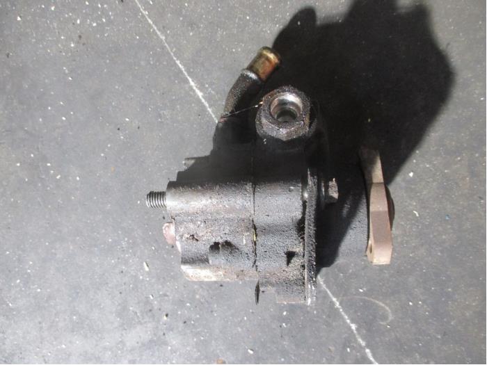 Power steering pump from a Land Rover Discovery II  2001