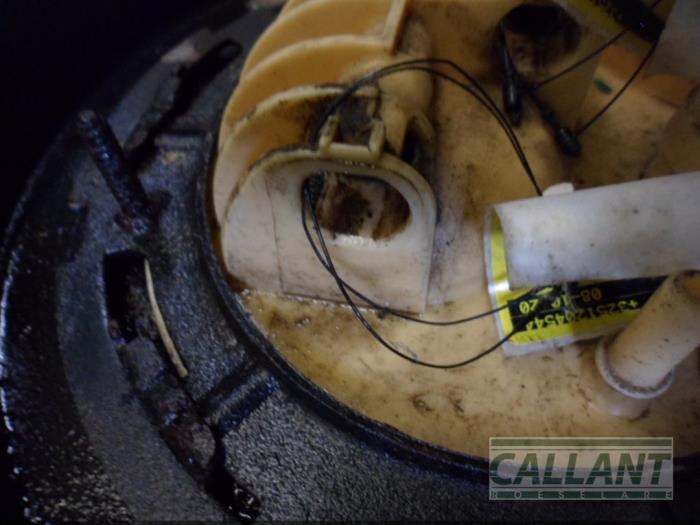 Electric fuel pump from a Land Rover Discovery IV (LAS)  2010