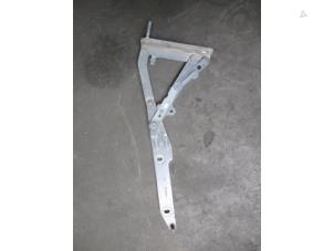 Used Bonnet Hinge Landrover Discovery IV (LAS) Price € 30,25 Inclusive VAT offered by Garage Callant