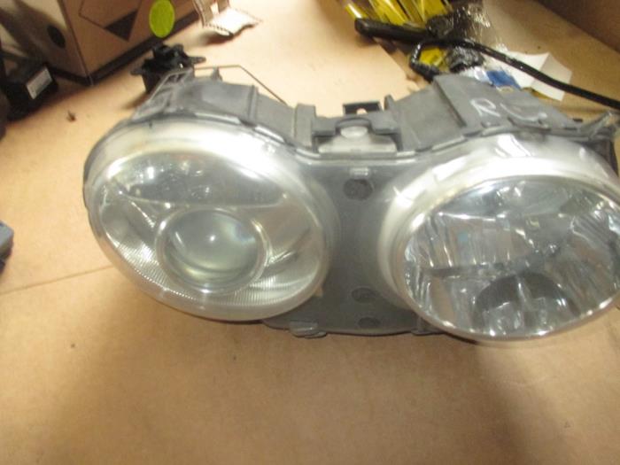 Headlight, right from a Jaguar XJ (X350) 2.7d V6 24V 2009