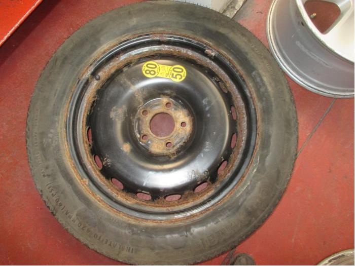 Spare wheel from a Land Rover Range Rover III (LM)  2004