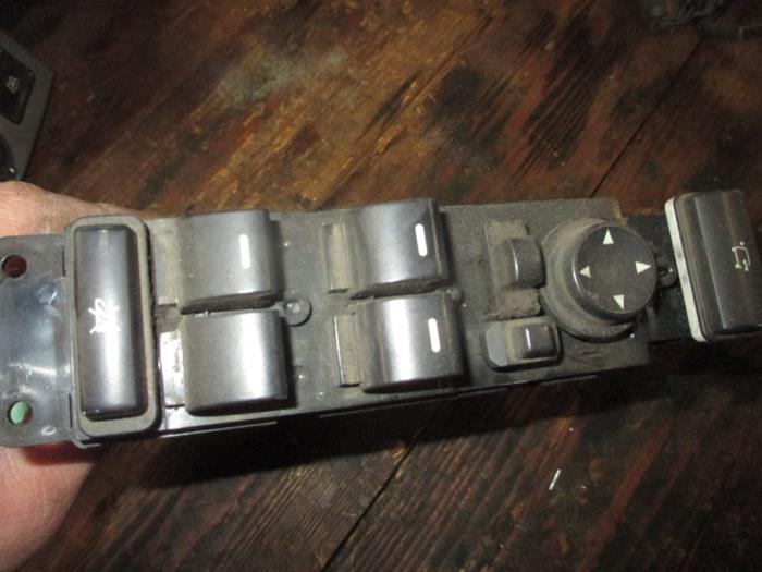 Usados Interruptor combinado de ventanillas Landrover Range Rover III (LM) Precio € 30,25 IVA incluido ofrecido por Garage Callant