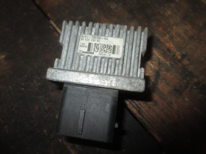 Glow plug relay Landrover Range Rover Evoque 2.2 SD4 16V 5drs. LR073555