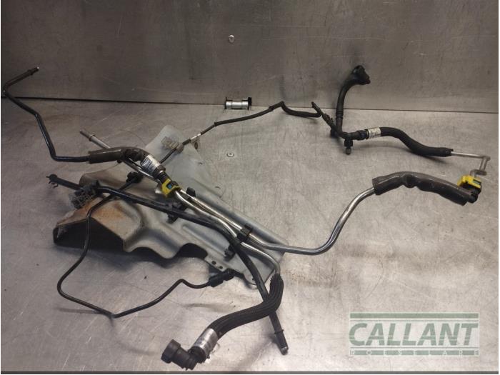 Fuel line from a Land Rover Discovery IV (LAS) 3.0 TD V6 24V 2011