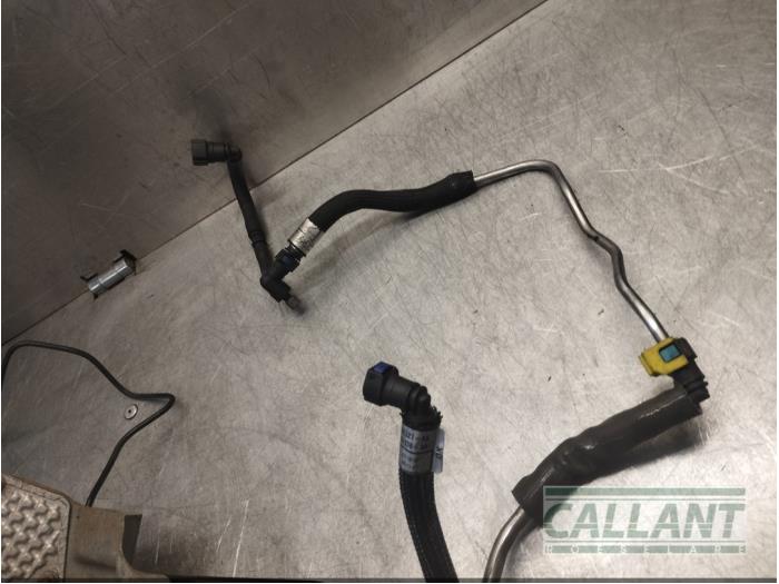 Fuel line from a Land Rover Discovery IV (LAS) 3.0 TD V6 24V 2011