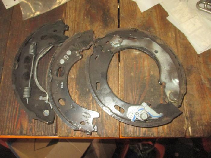 Brake shoe from a Land Rover Discovery IV (LAS) 3.0 TD V6 24V 2011