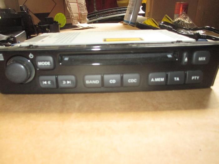 Radio CD player from a Jaguar XJ (X350) 2.7d V6 24V 2009