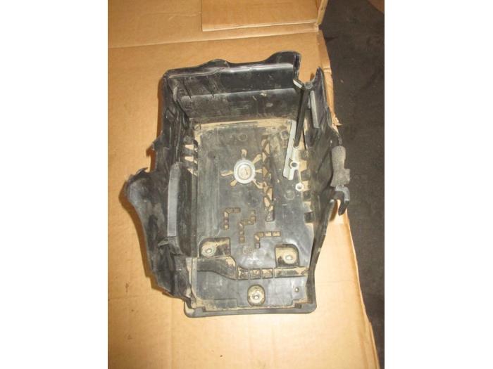 Begagnade Batterilåda Landrover Discovery Sport (LC) 2.0 TD4 150 16V Pris € 30,25 Inklusive moms erbjuds av Garage Callant
