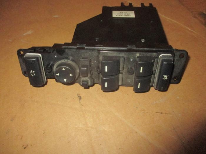 Usados Interruptor combinado de ventanillas Landrover Range Rover III (LM) 2.9 TD6 24V Precio € 121,00 IVA incluido ofrecido por Garage Callant