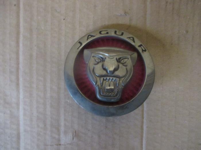 Begagnade Emblem Jaguar XE 2.0 D E-Performance 16V Pris € 30,25 Inklusive moms erbjuds av Garage Callant