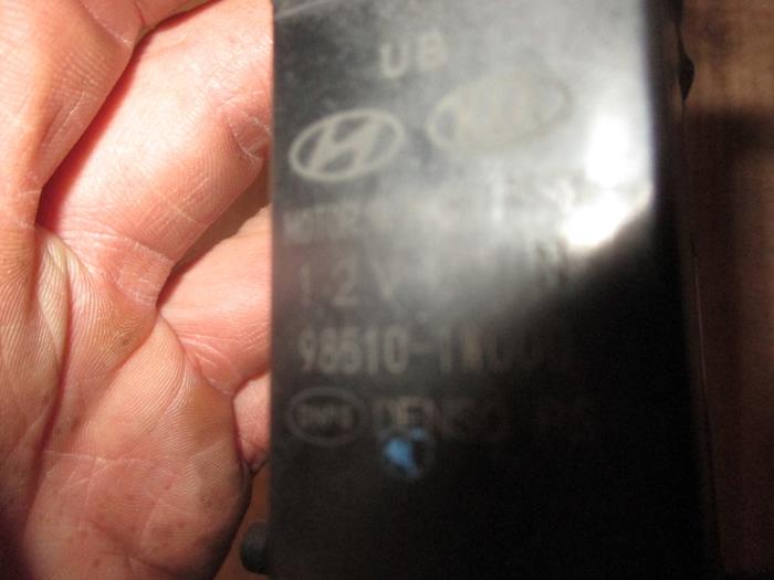 Bomba de limpiaparabrisas delante de un Hyundai i20 1.1 CRDi VGT 12V 2014