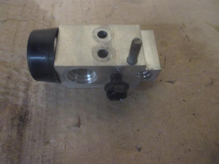 AC expansion valve from a Hyundai i20 1.1 CRDi VGT 12V 2014
