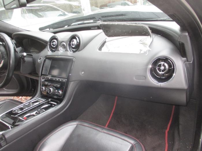 Steering wheel from a Jaguar XJ (X351) 3.0 D V6 24V 2017