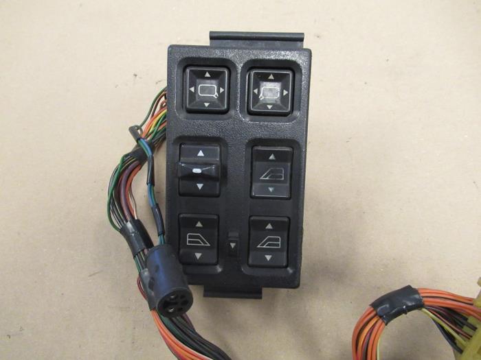 Usados Interruptor combinado de ventanillas Jaguar XJ6 (XJ40) Precio € 90,75 IVA incluido ofrecido por Garage Callant