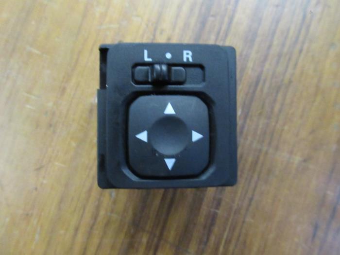 Interruptor de retrovisor de un Mitsubishi Space Star (A0) 1.2 12V 2015
