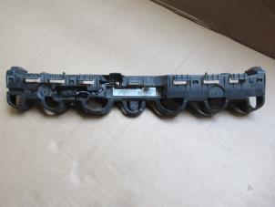 Used Rear bumper bracket central Renault Clio IV (5R) 1.5 dCi 90 FAP Price € 24,20 Inclusive VAT offered by Garage Callant