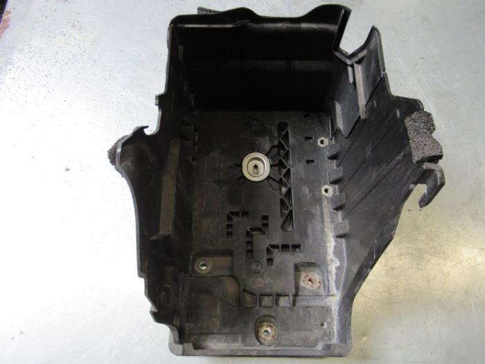 Begagnade Batterilåda Landrover Range Rover Evoque (LVJ/LVS) 2.2 TD4 16V 5-drs. Pris € 30,25 Inklusive moms erbjuds av Garage Callant