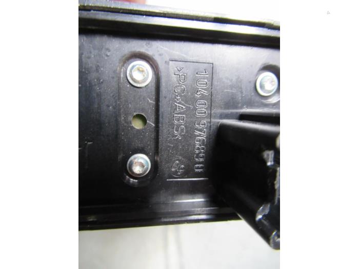 Interruptor del portón trasero de un Land Rover Range Rover Evoque (LVJ/LVS) 2.2 TD4 16V 5-drs. 2014