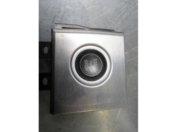 Używane Przelacznik Start/Stop Landrover Range Rover Evoque (LVJ/LVS) 2.2 TD4 16V 5-drs. Cena € 24,20 Z VAT oferowane przez Garage Callant
