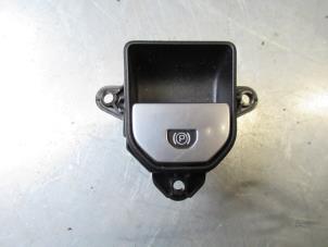Usados Interruptor de freno de mano Landrover Range Rover Evoque (LVJ/LVS) 2.2 TD4 16V 5-drs. Precio € 18,15 IVA incluido ofrecido por Garage Callant