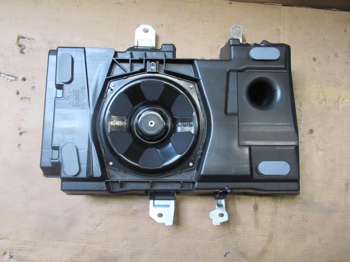 Używane Subwoofer Landrover Range Rover Evoque (LVJ/LVS) 2.2 TD4 16V 5-drs. Cena € 121,00 Z VAT oferowane przez Garage Callant