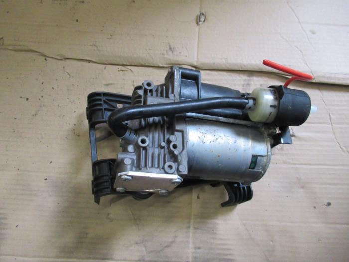 Air pump (suspension) from a Jaguar XJ (X351) 3.0 D V6 24V 2013