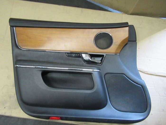 Tapicerka drzwi lewych przednich wersja 4-drzwiowa z Jaguar XJ (X351) 3.0 D V6 24V 2013