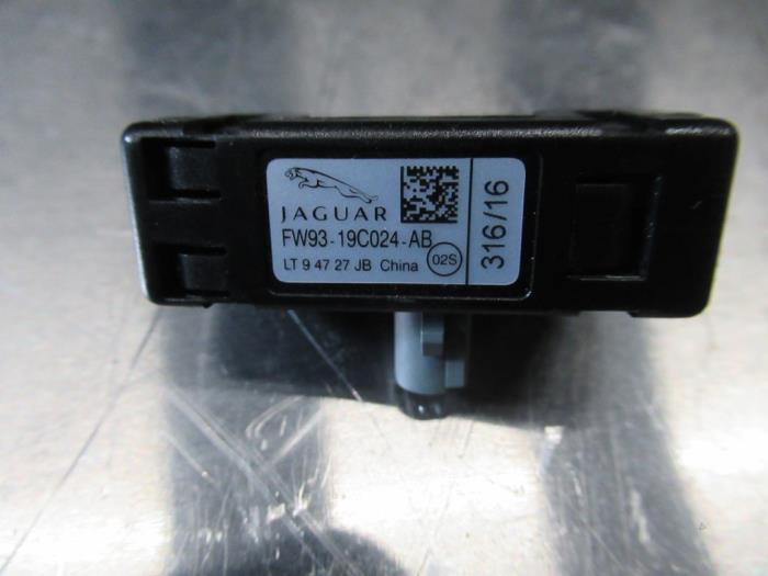 Begagnade Bluetooth-antenn Jaguar F-Pace 2.0 D 180 16V AWD Pris € 18,15 Inklusive moms erbjuds av Garage Callant