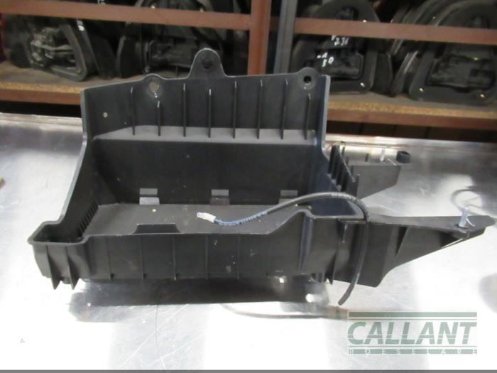 Begagnade Batterilåda Jaguar XJ (X350) 2.7d V6 24V Pris € 30,25 Inklusive moms erbjuds av Garage Callant