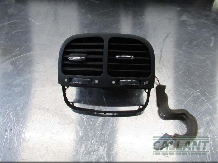 Dashboard vent from a Jaguar XJ (X350) 2.7d V6 24V 2009