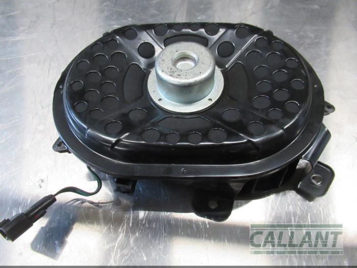Używane Subwoofer Landrover Range Rover Velar (LY) 2.0 D180 AWD Cena € 60,50 Z VAT oferowane przez Garage Callant