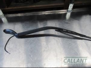 Used Front wiper arm Jaguar XJ (X351) 3.0 D V6 24V Price € 18,15 Inclusive VAT offered by Garage Callant