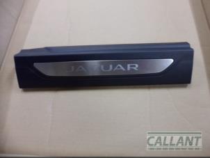 Usados Placa del desgaste del travesaño de la puerta derecha Jaguar XF (X260) Precio € 18,15 IVA incluido ofrecido por Garage Callant