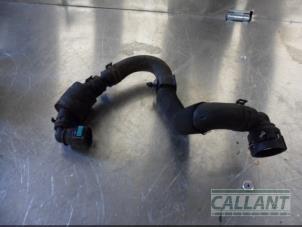 Usados Conexión de manguera de agua Jaguar XE 2.0 D E-Performance 16V Precio € 24,20 IVA incluido ofrecido por Garage Callant